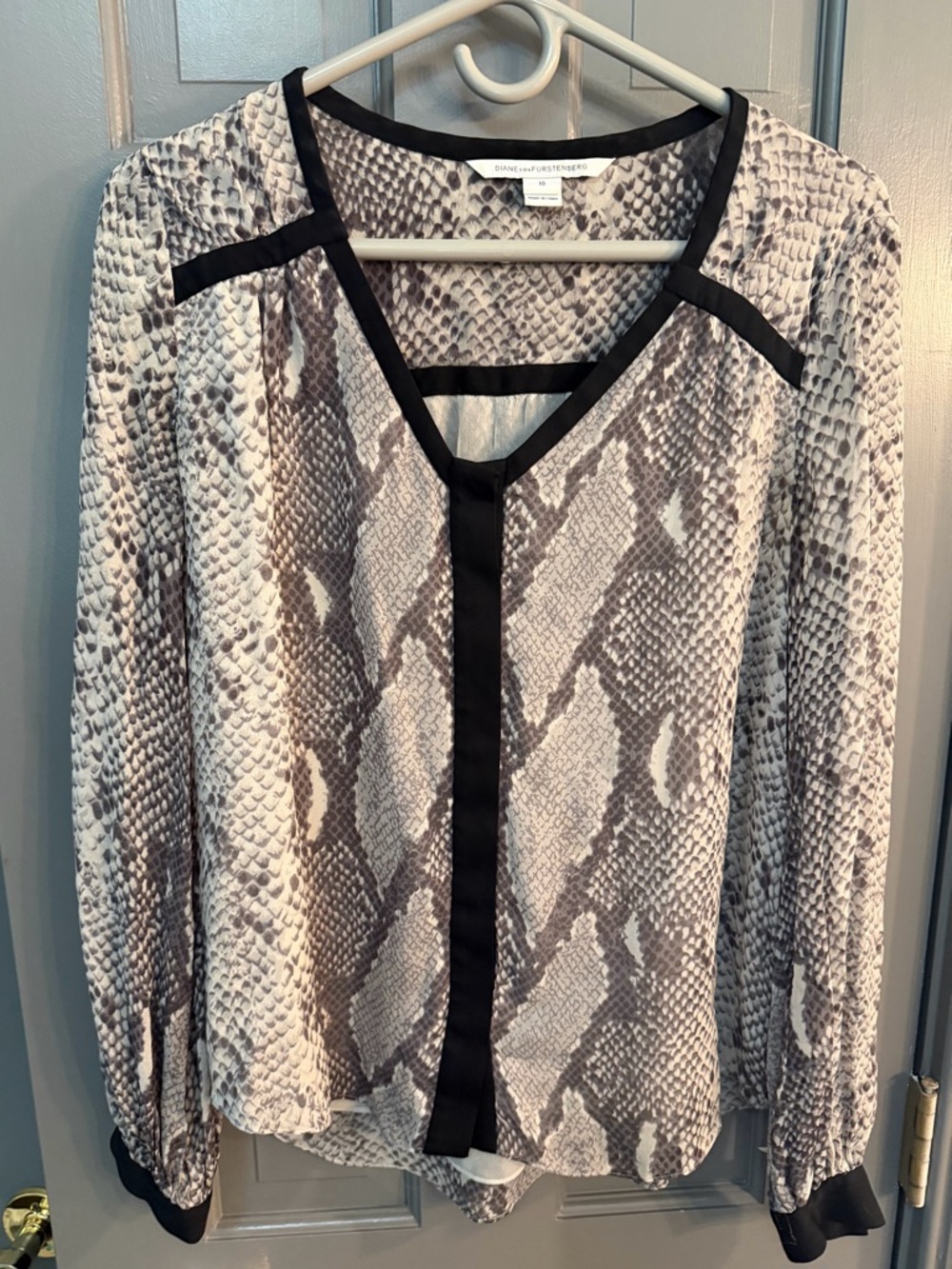 DVF Womens Grey Snake Print V-Neck Silk Blouse size 10